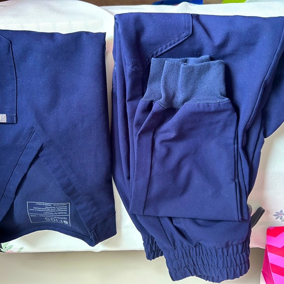 ‼️SOLD‼️ Figs Scrub Set 💕 - Picture 3 of 3